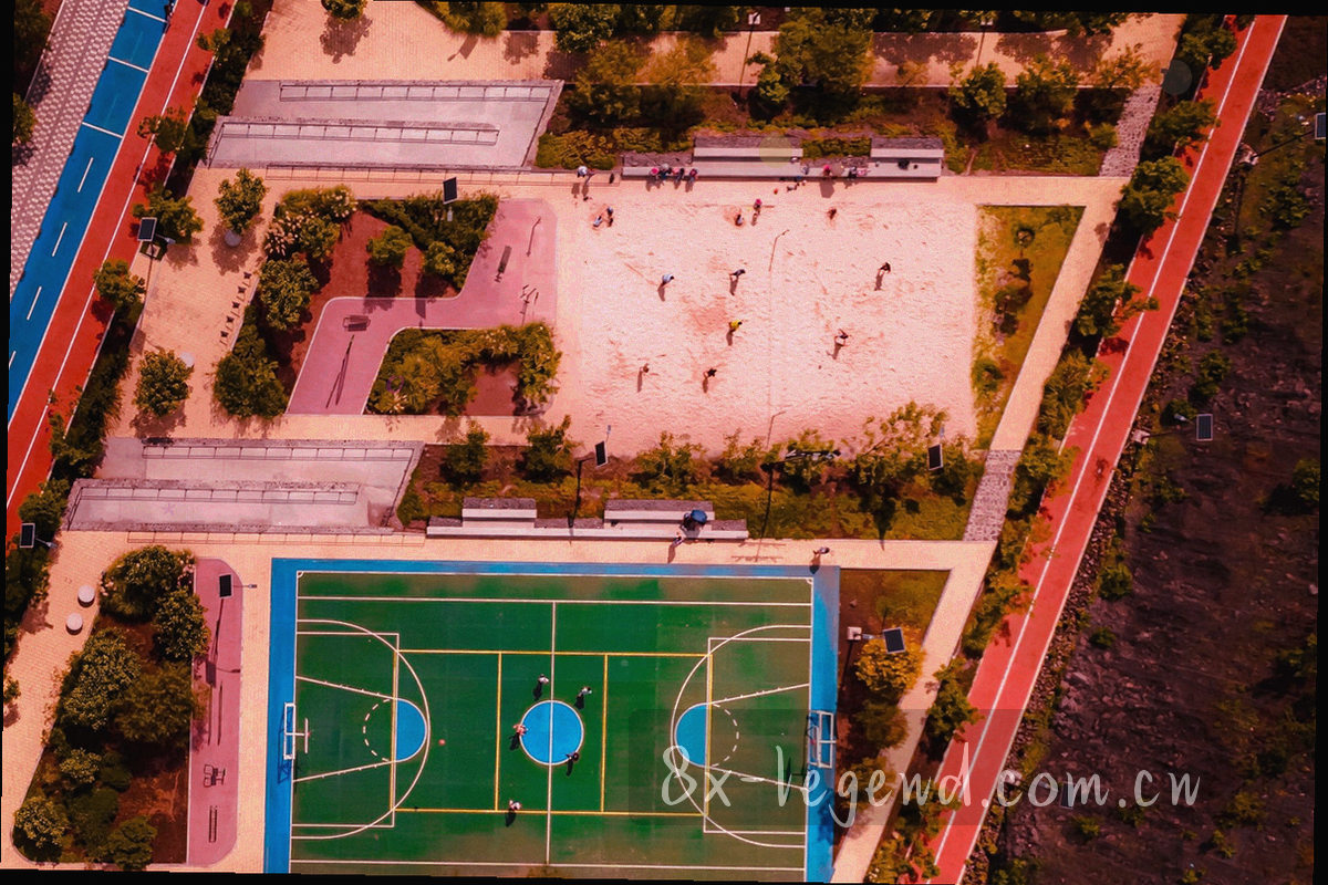 金色与橙色标签并排的方案差异示意图，两块面板宽度不等，中间用细线分隔